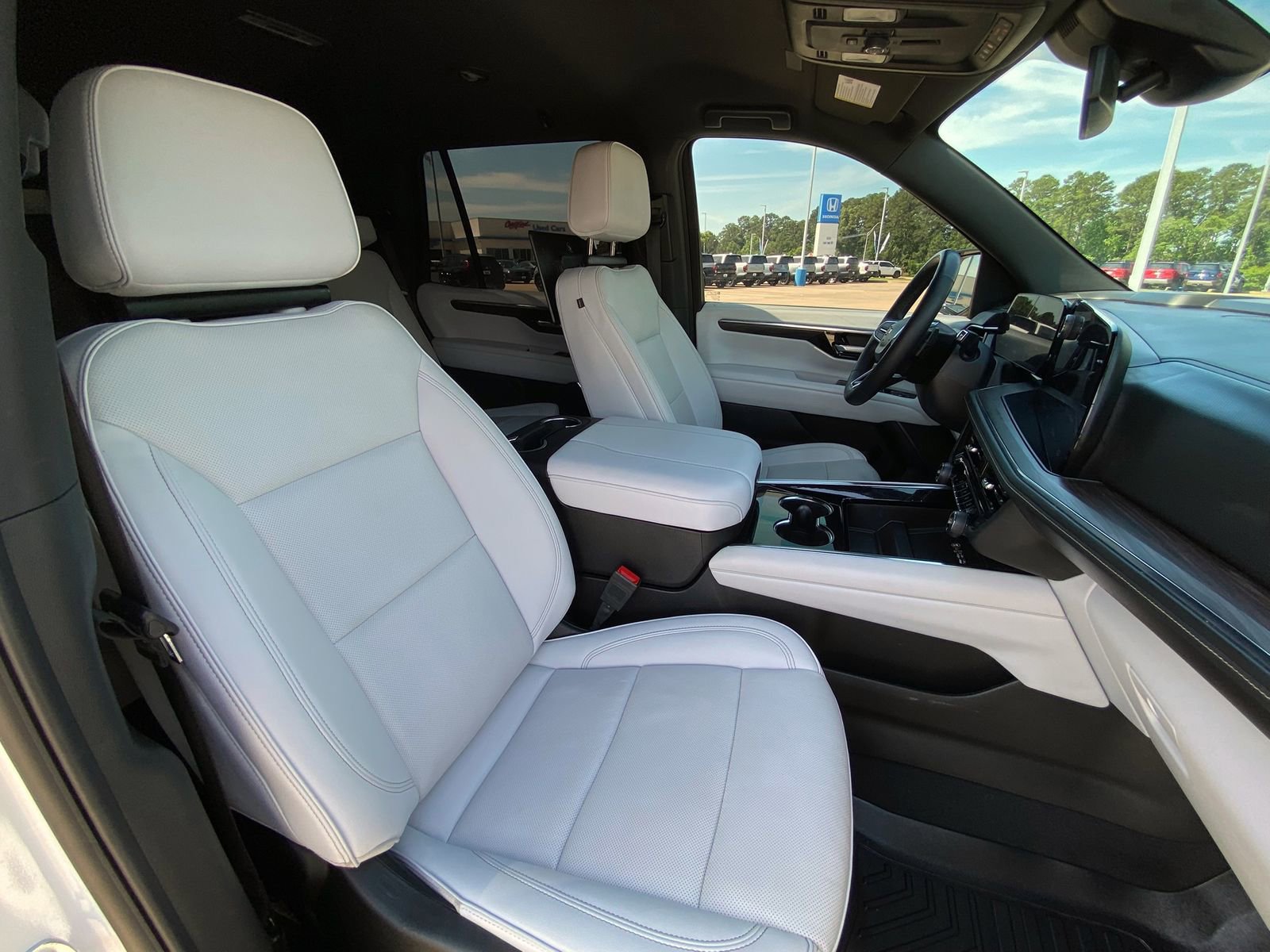 Used 2025 Chevrolet Tahoe Premier AWD/4WD image 15