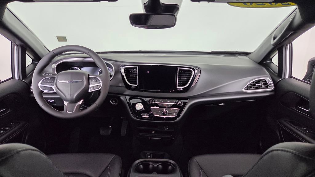 Used 2026 Chrysler Pacifica Select image 38