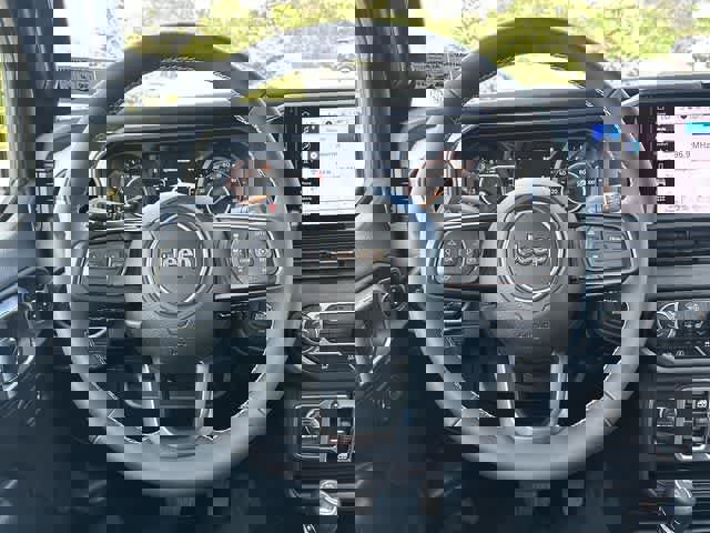 Used 2025 Jeep Gladiator Sport image 7