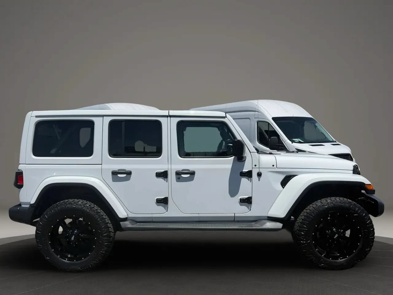 Used 2018 Jeep Wrangler Unlimited Sahara w/ Uconnect 4C Nav & Sound Group AWD/4WD image 7