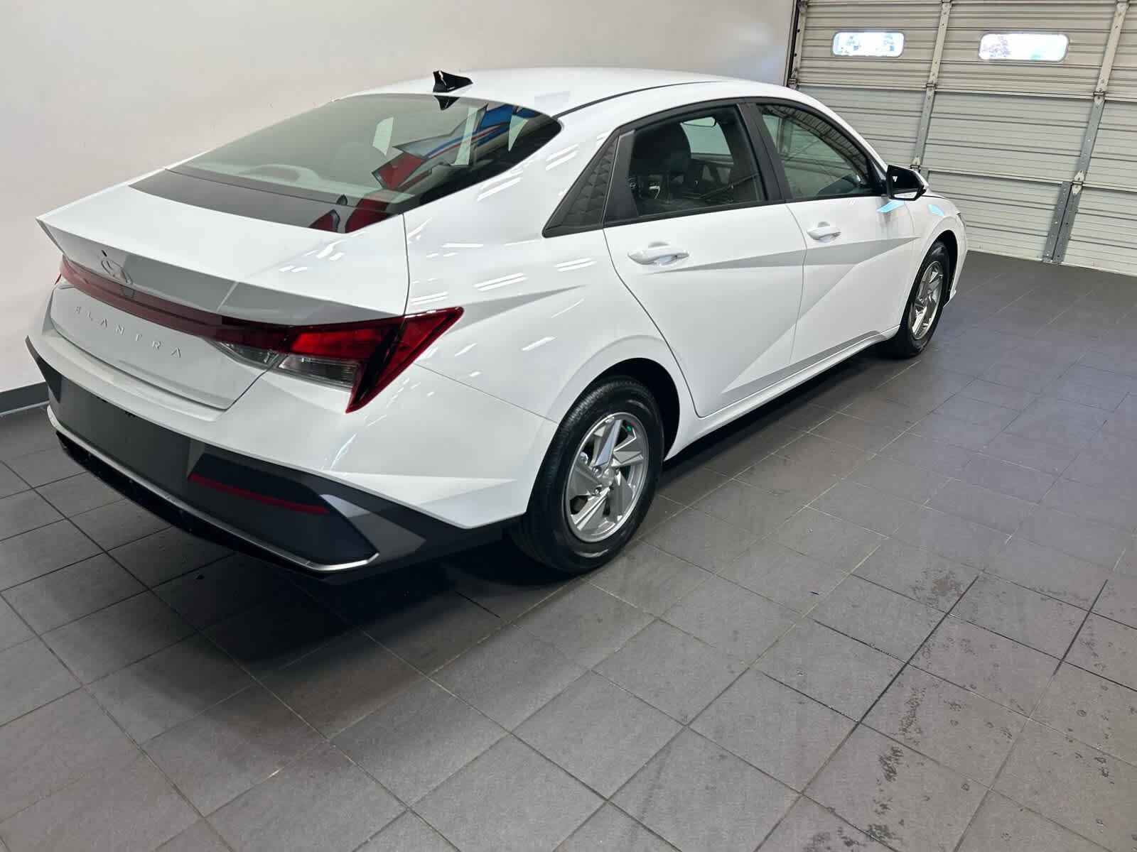 New 2026 Hyundai Elantra SE FWD image 3