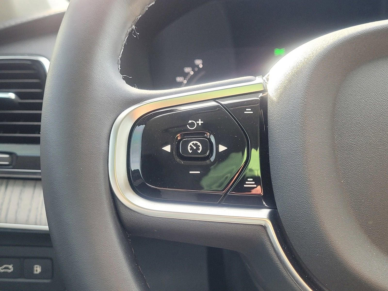 Certified 2024 Volvo XC90 T8 Ultimate w/ Protection Package Premier image 20