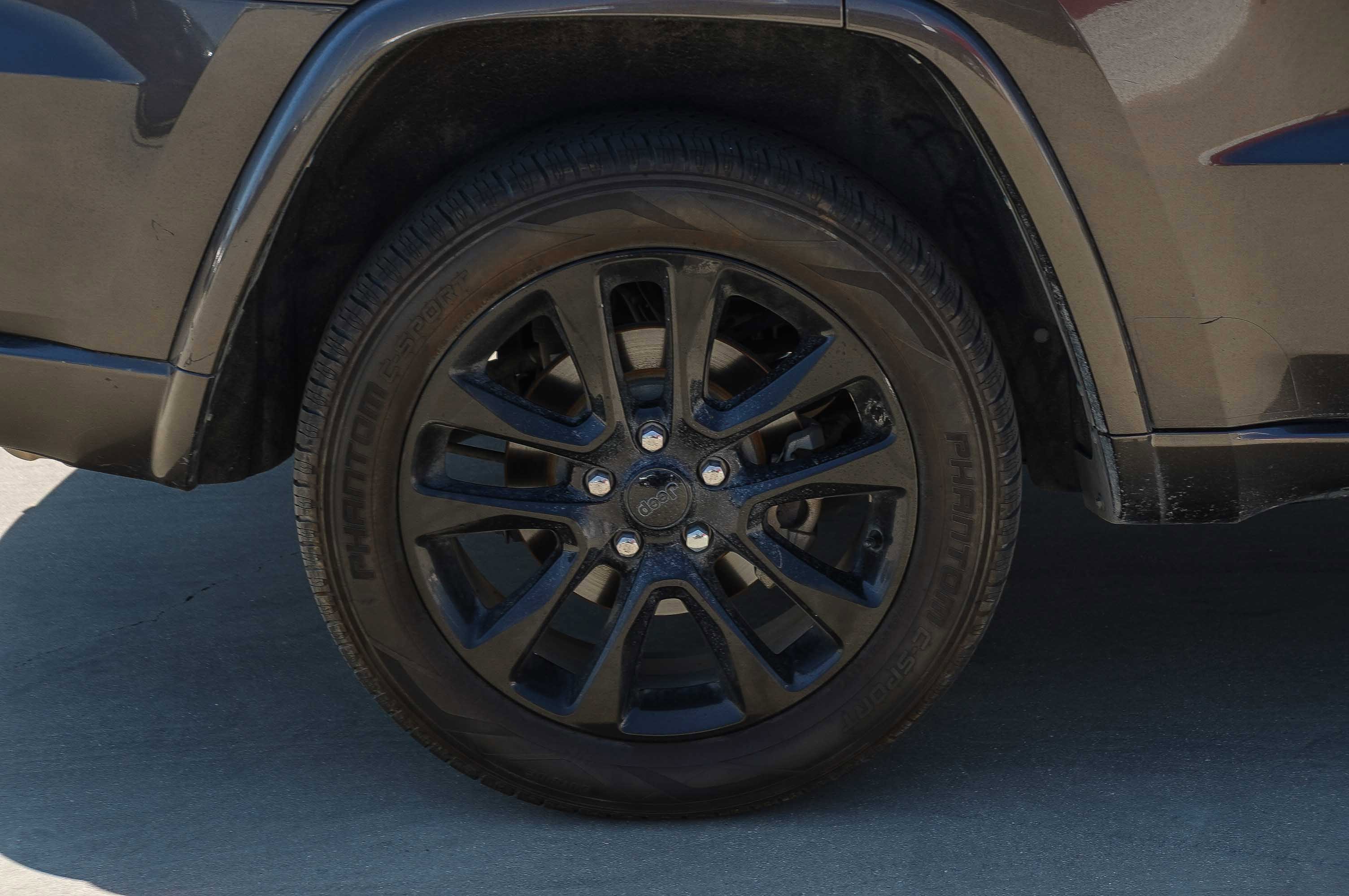 Used 2020 Jeep Grand Cherokee Altitude AWD/4WD image 12