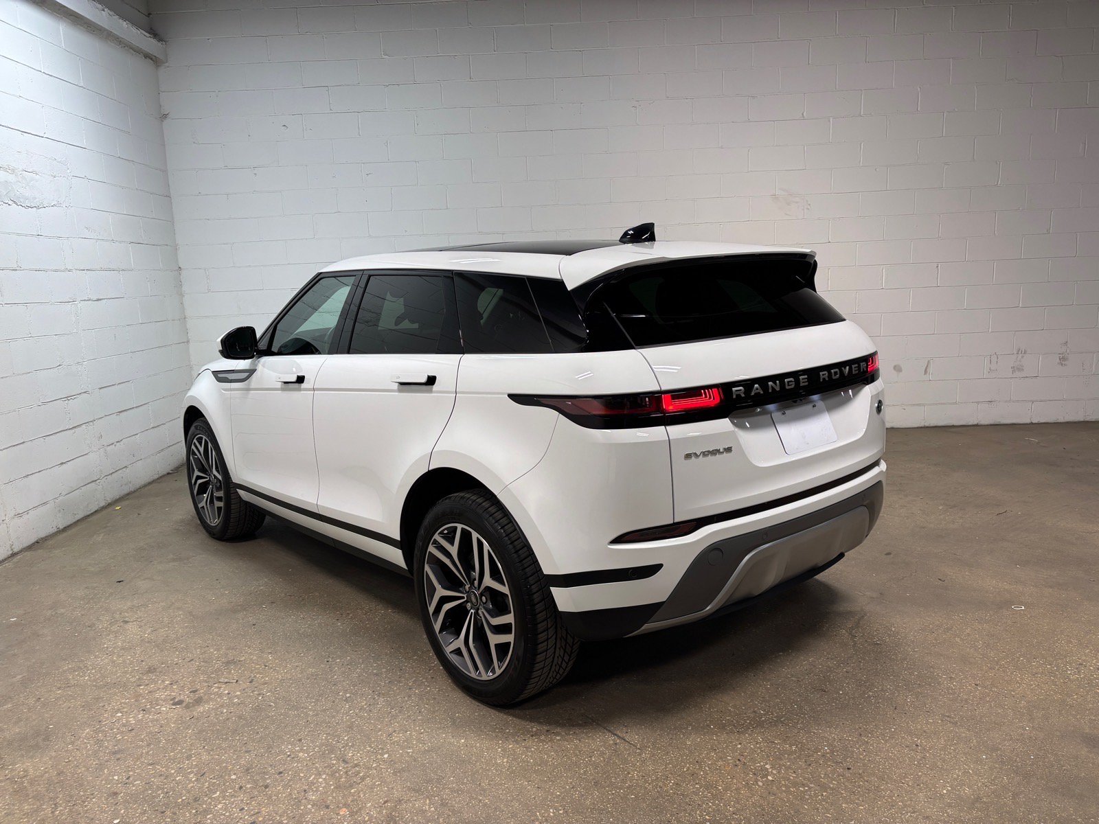 Used 2023 Land Rover Range Rover Evoque SE AWD/4WD image 9