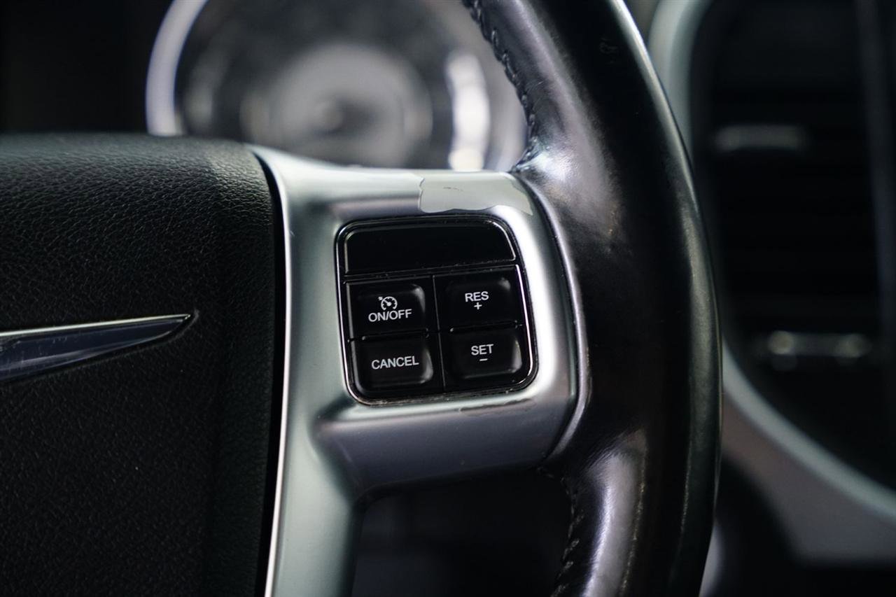 Used 2011 Chrysler 300 Limited image 19