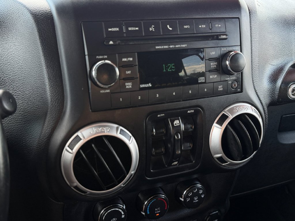 Used 2015 Jeep Wrangler Unlimited Sahara w/ Dual Top Group AWD/4WD image 28