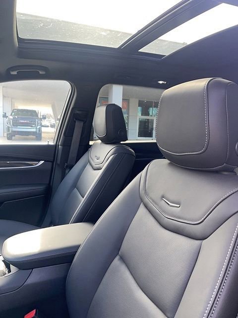 Used 2025 Cadillac XT6 Sport w/ Technology Package image 9