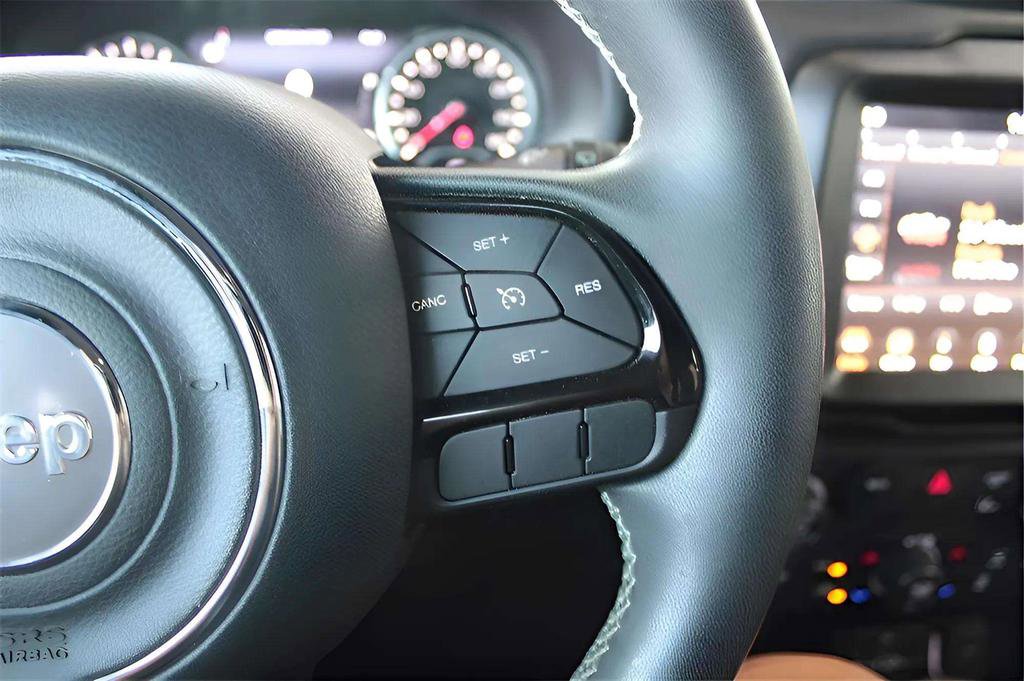 Used 2021 Jeep Renegade Latitude w/ Sun & Sound Group FWD image 9