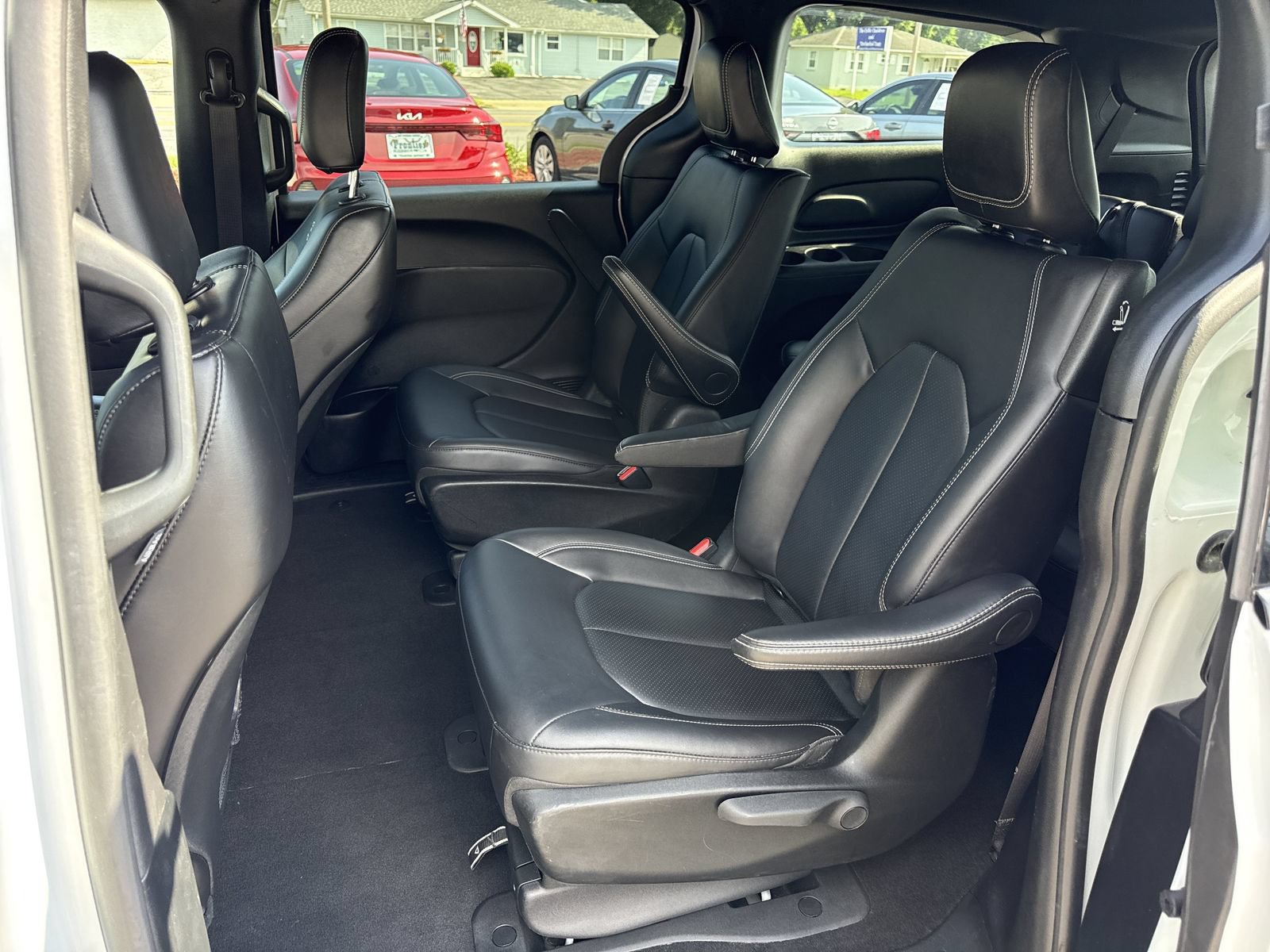 Used 2024 Chrysler Pacifica Limited FWD image 10