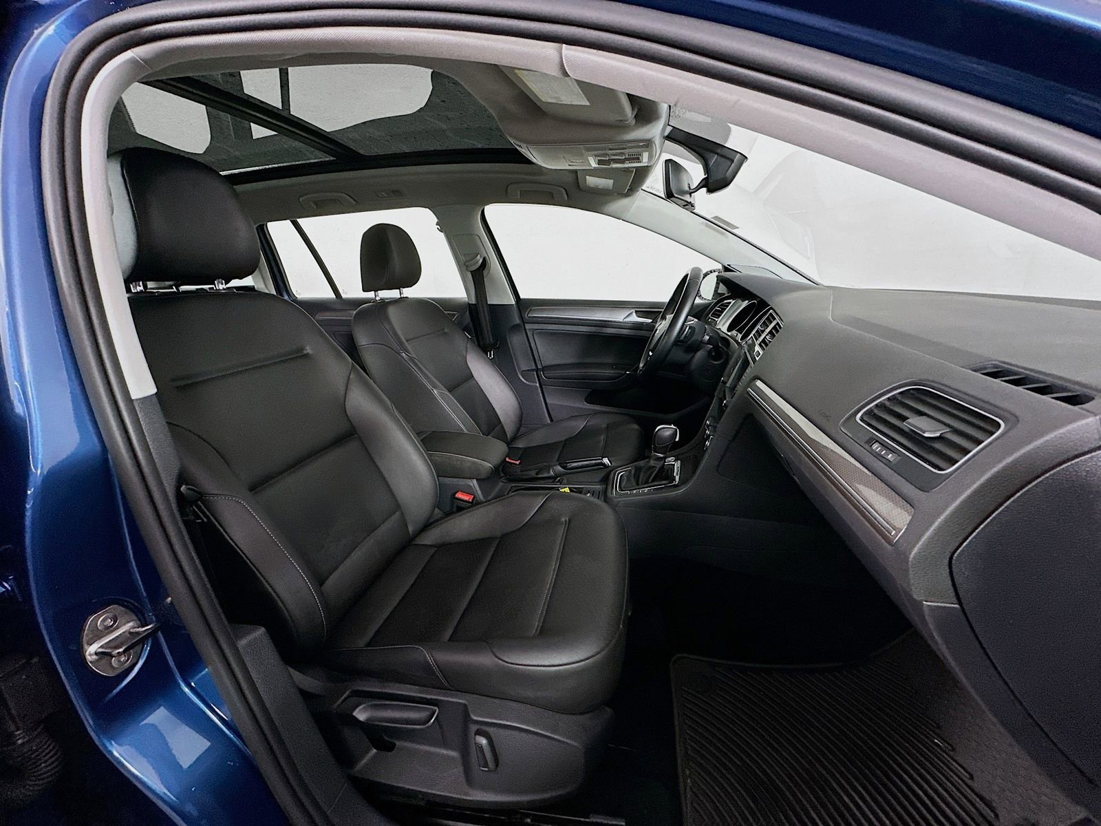 Used 2017 Volkswagen Golf Alltrack S image 30