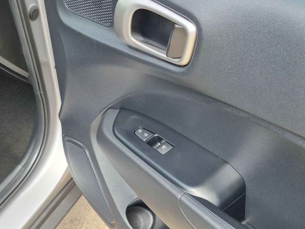 Used 2025 Hyundai Venue SEL FWD image 32