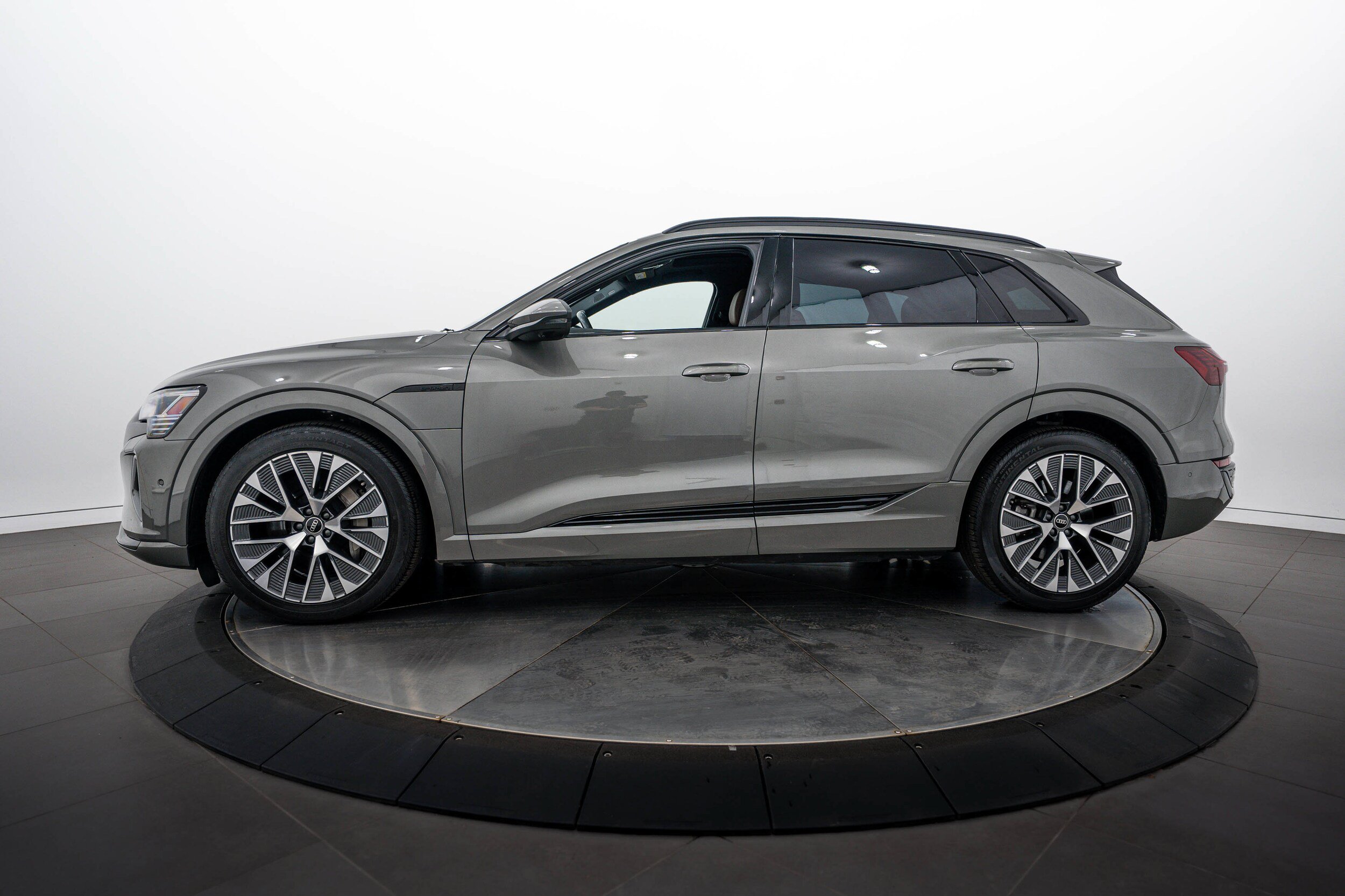 Certified 2024 Audi Q8 e-tron Prestige AWD/4WD image 7