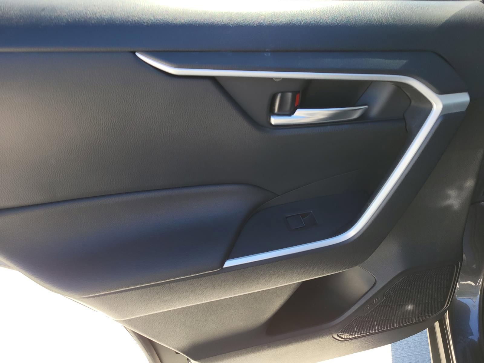 Used 2019 Toyota RAV4 XLE Premium image 12