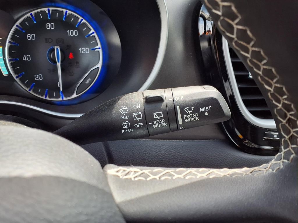 Used 2023 Chrysler Pacifica Touring-L FWD image 23