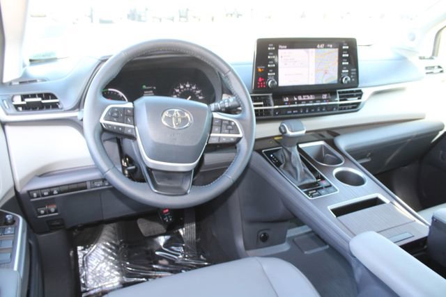 Used 2023 Toyota Sienna XLE w/ XLE Plus Package FWD image 11
