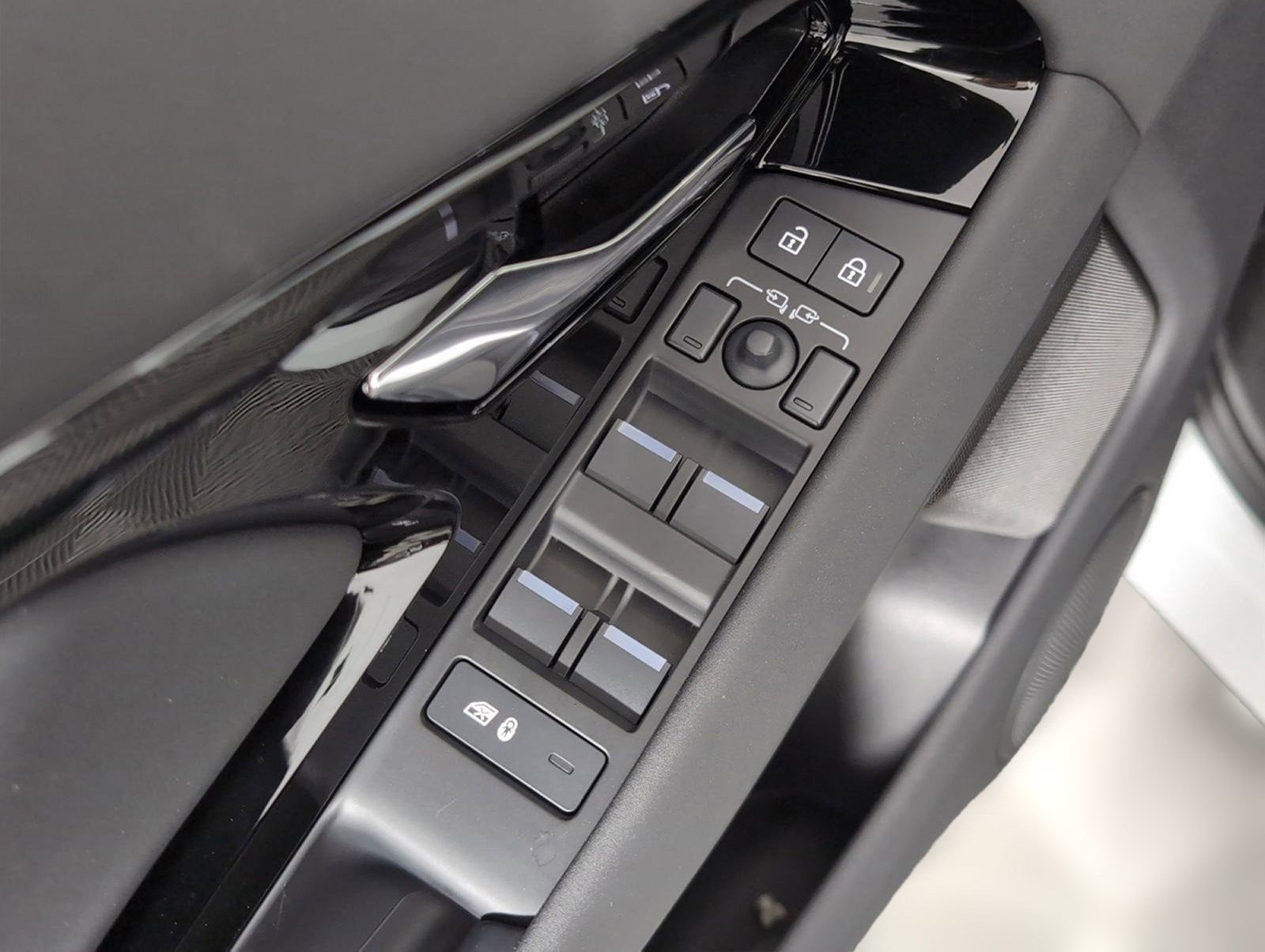 Certified 2026 Land Rover Range Rover Evoque S image 11