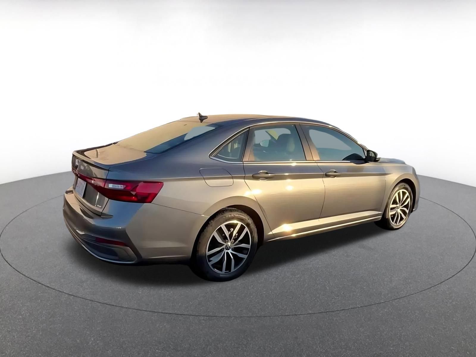 Used 2025 Volkswagen Jetta SE image 14