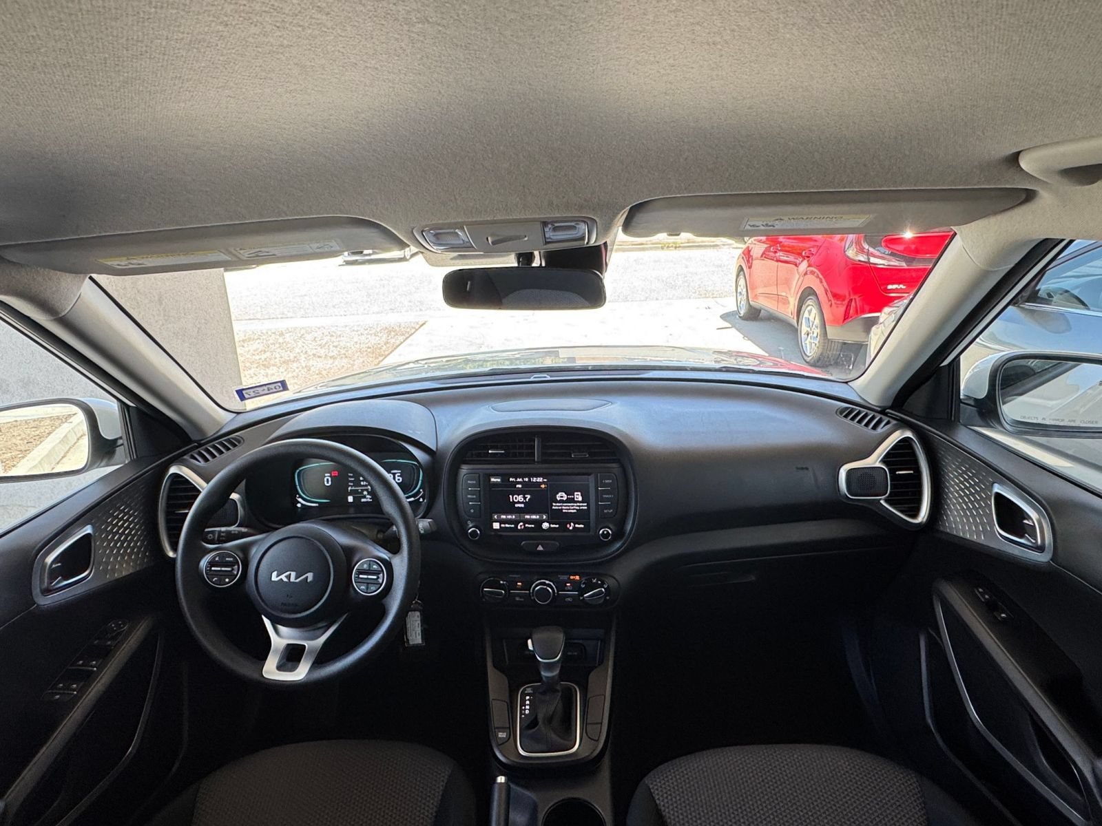 Used 2025 Kia Soul LX w/ LX Technology Package FWD image 31