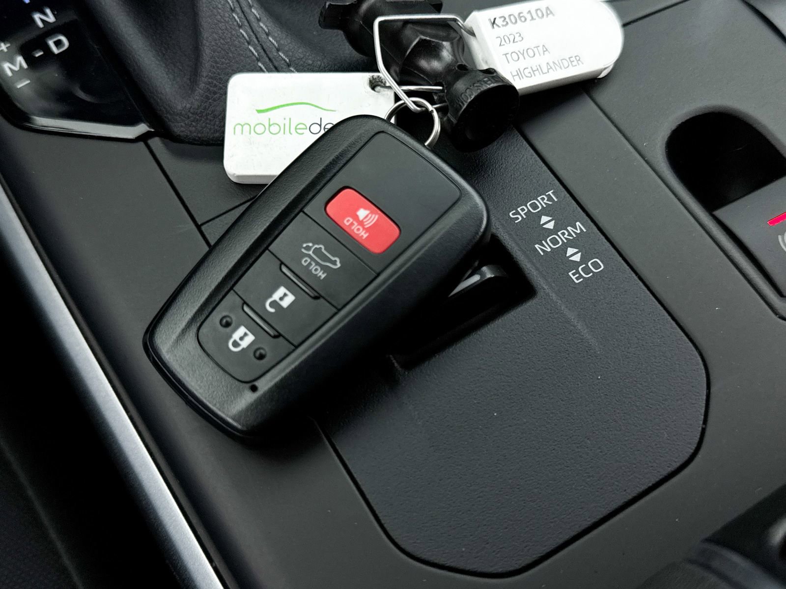 Used 2023 Toyota Highlander LE image 39