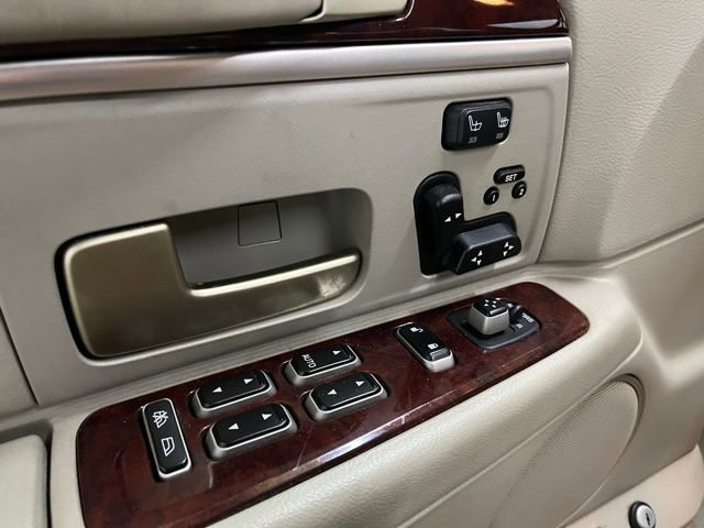 Used 2005 Lincoln Town Car Signature Limited image 29