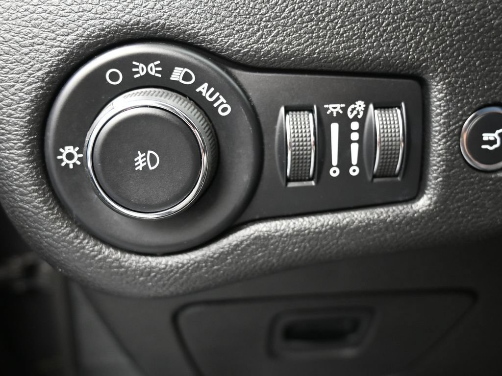 Used 2019 Jeep Cherokee Limited FWD image 29