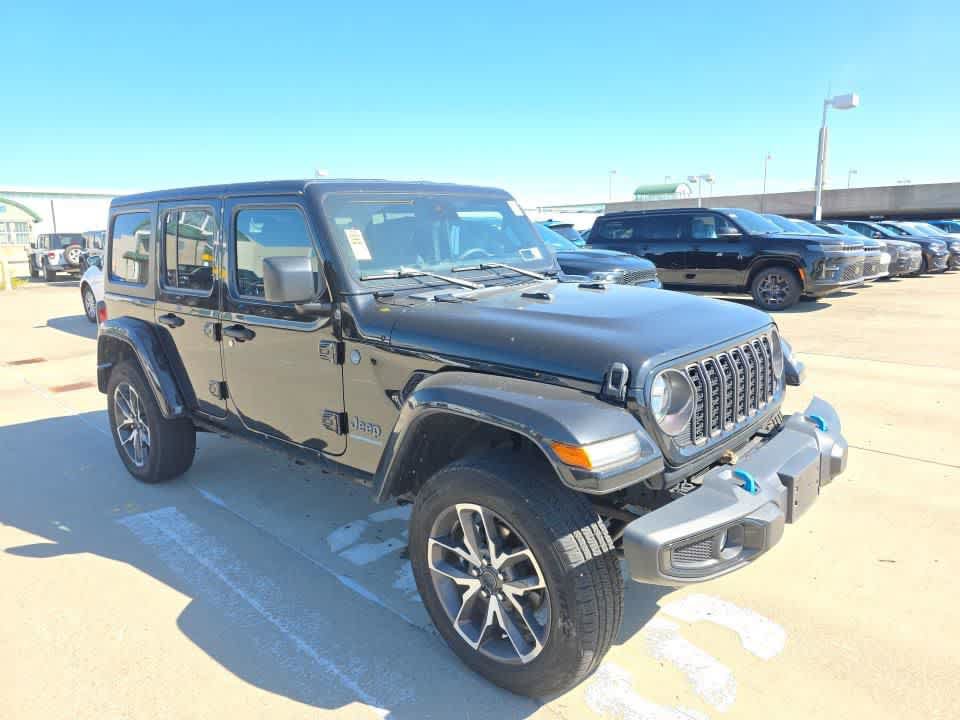 Used 2024 Jeep Wrangler Unlimited w/ Technology Group AWD/4WD image 3