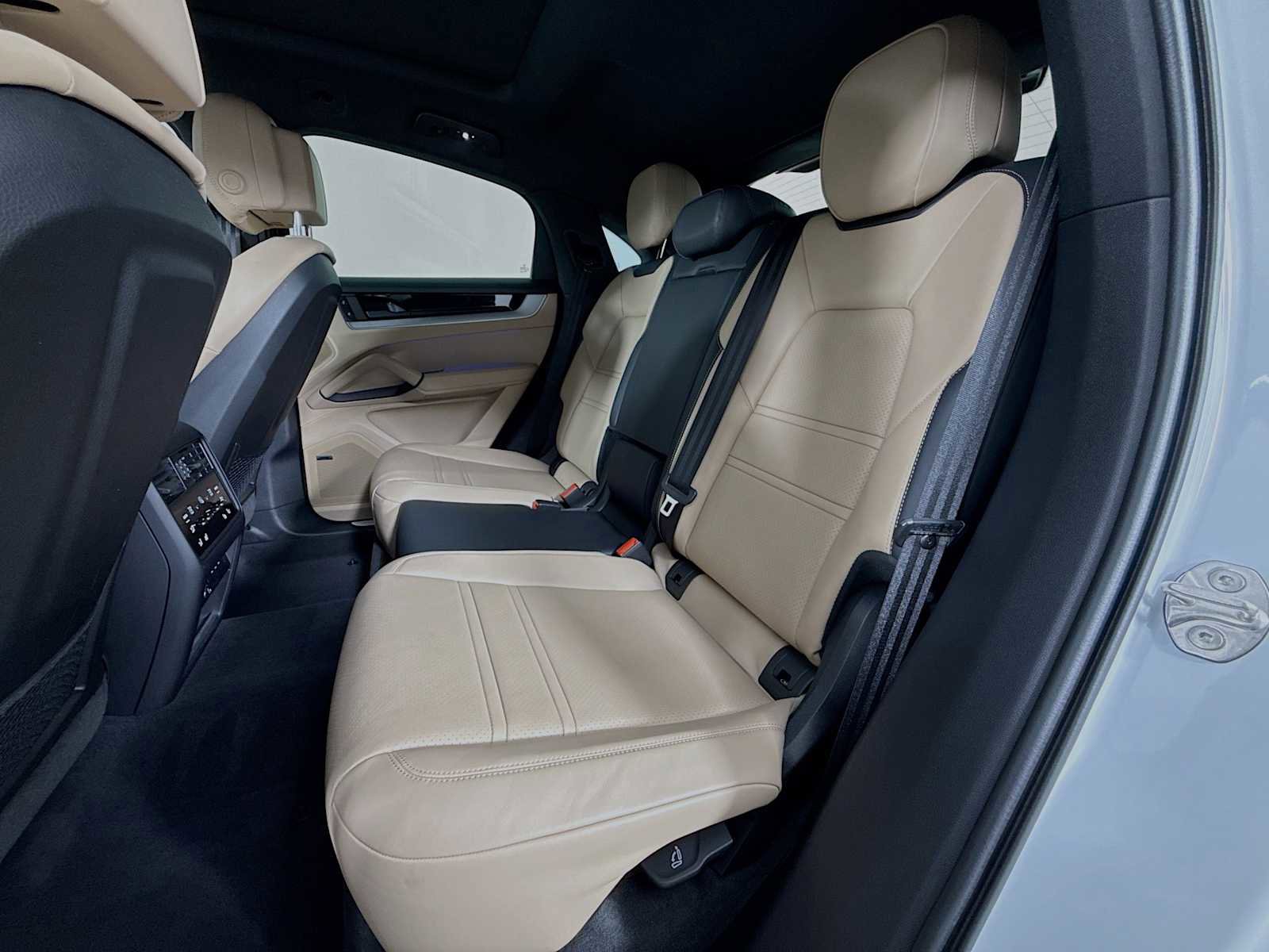 Certified 2025 Porsche Cayenne Coupe image 22