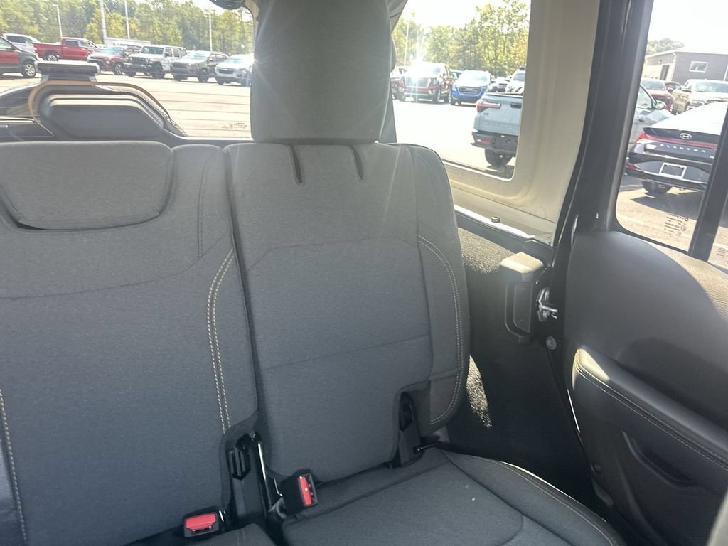 Used 2026 Jeep Wrangler Unlimited Sahara AWD/4WD image 14