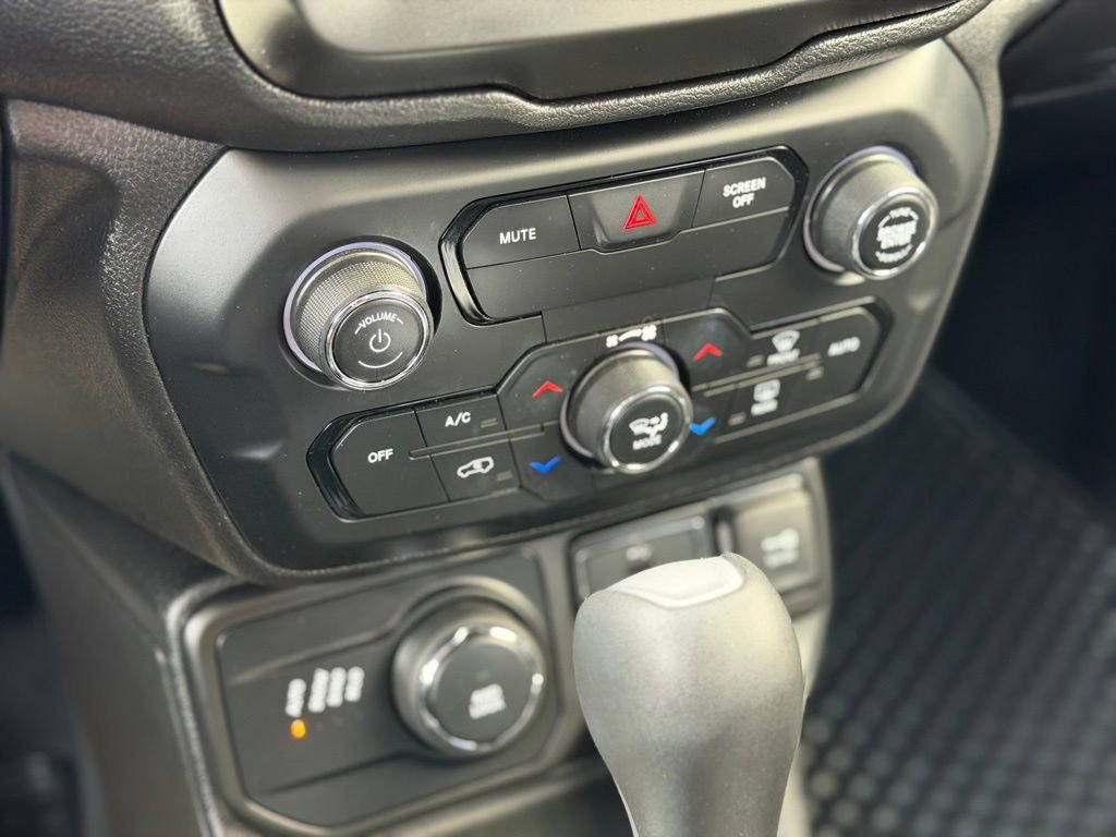 Used 2018 Jeep Renegade Latitude w/ Safety & Security Group image 15