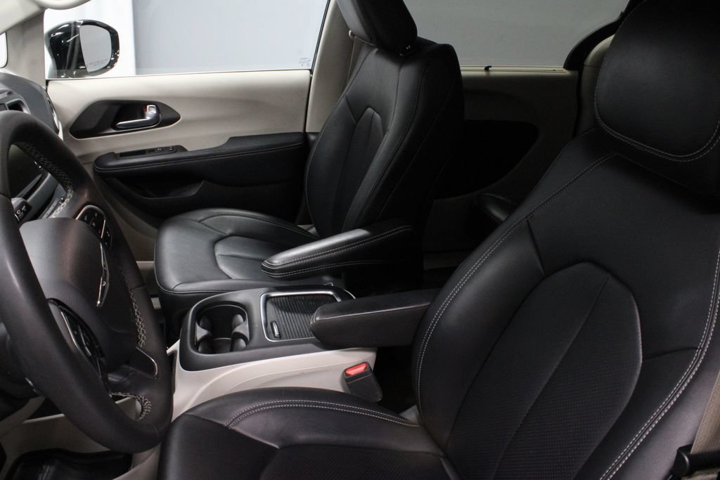 Used 2024 Chrysler Pacifica Touring-L FWD image 24