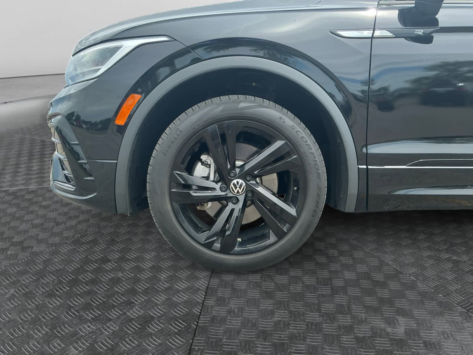 Used 2023 Volkswagen Tiguan SE R-Line AWD/4WD image 13