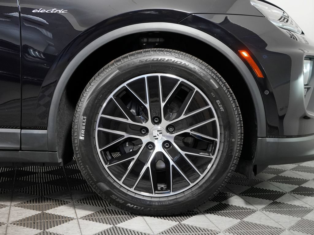Certified 2025 Porsche Macan 4 Electric w/ Premium Package AWD/4WD image 16