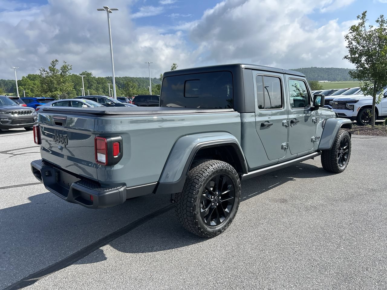 Used 2025 Jeep Gladiator Sport AWD/4WD image 7