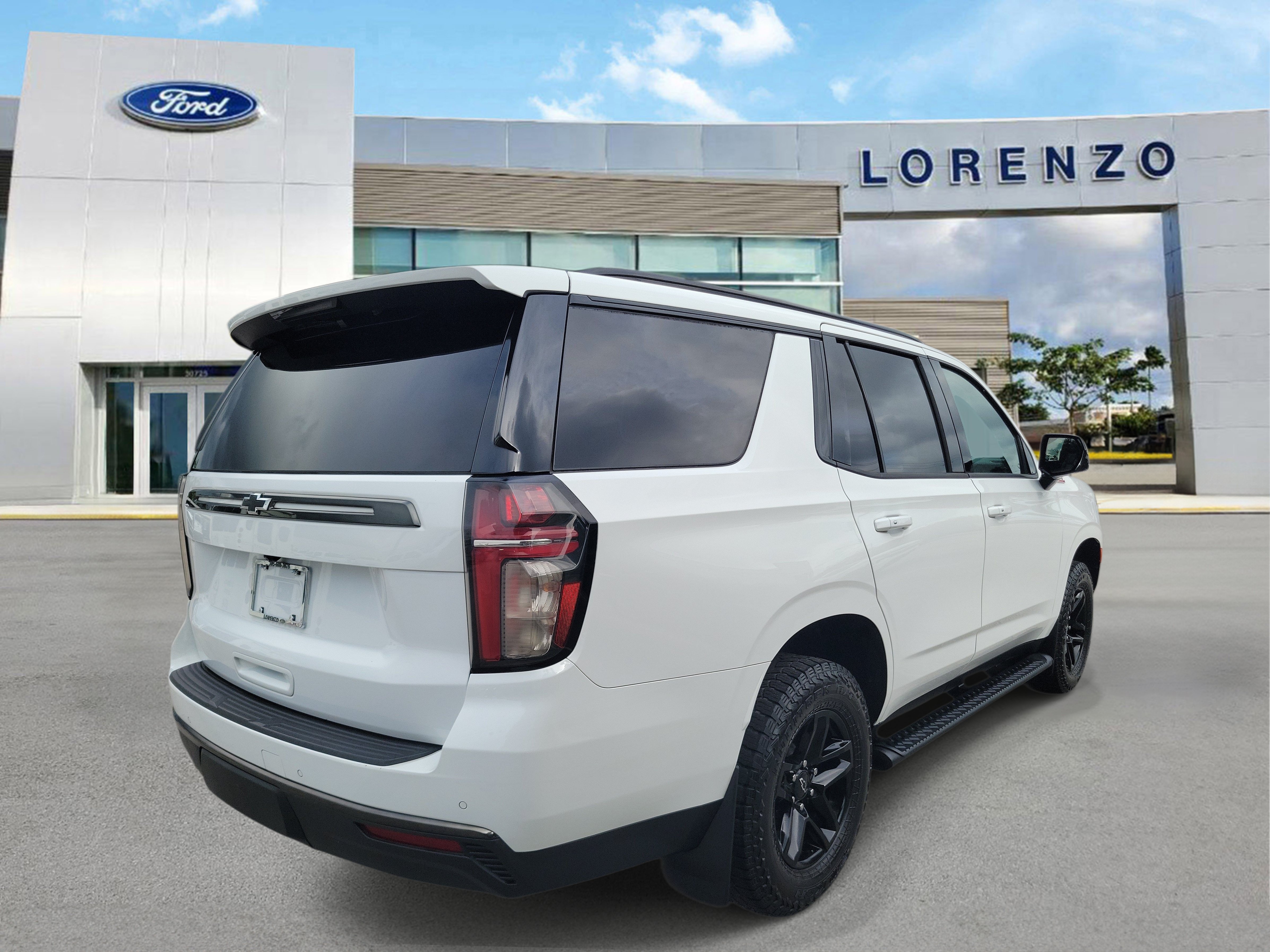 Used 2022 Chevrolet Tahoe Z71 w/ Luxury Package AWD/4WD image 5