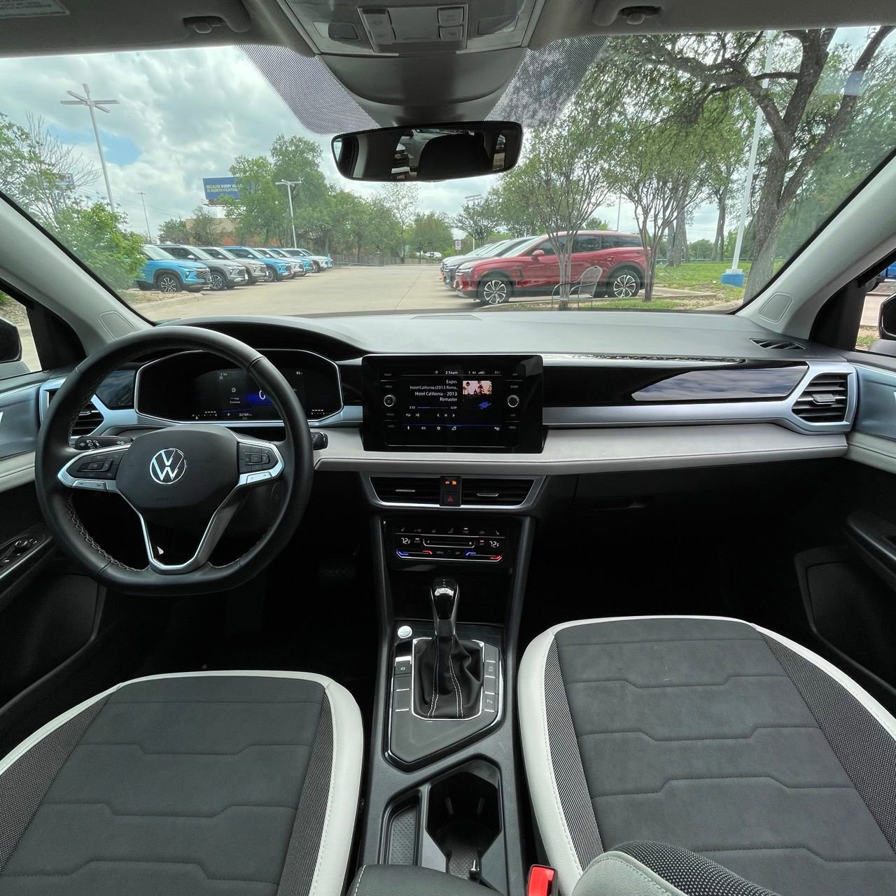 Used 2025 Volkswagen Taos SE FWD image 10