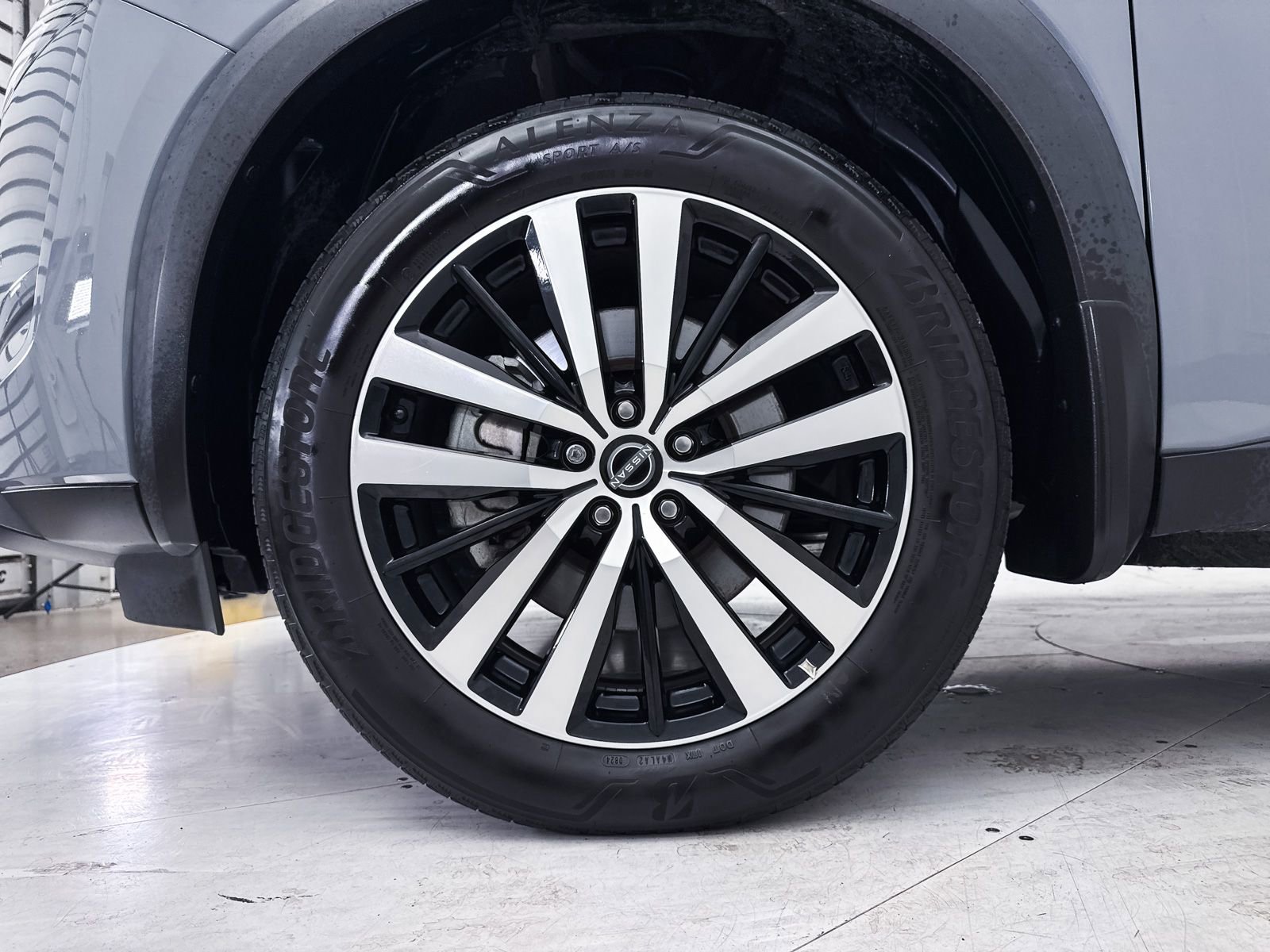 Used 2024 Nissan Pathfinder Platinum image 17