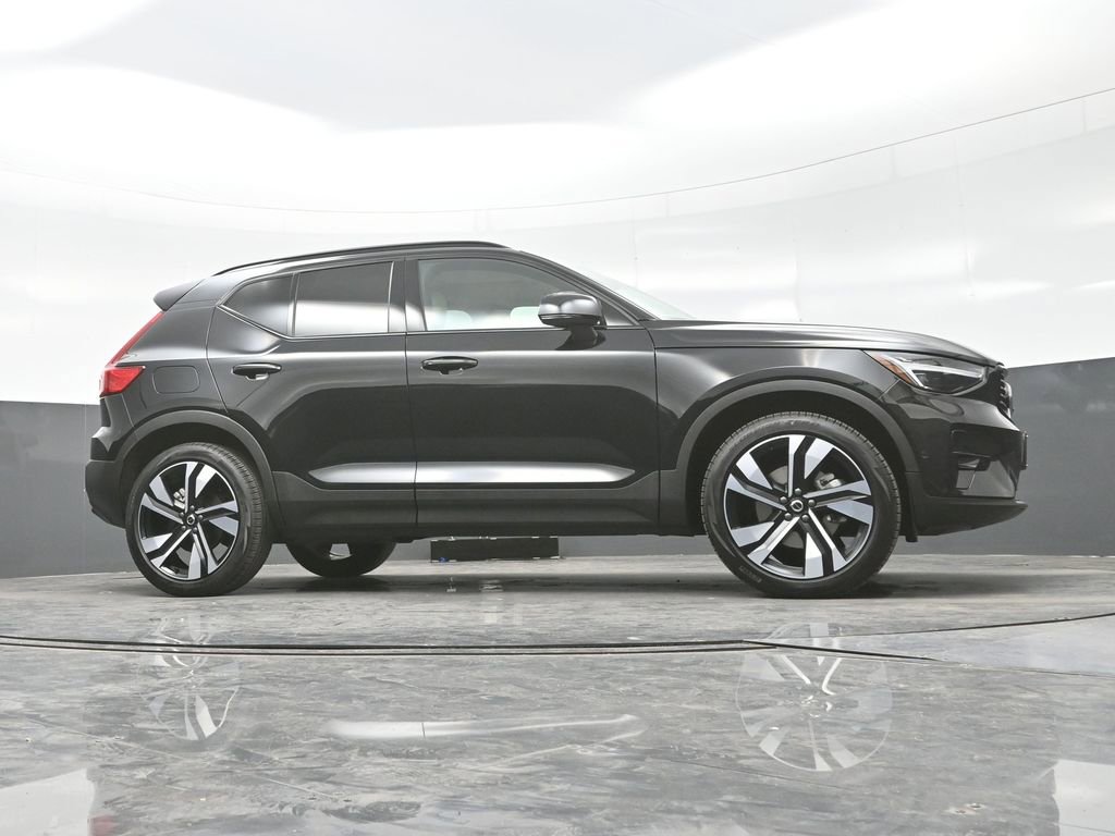 Used 2025 Volvo XC40 B5 Ultra image 28