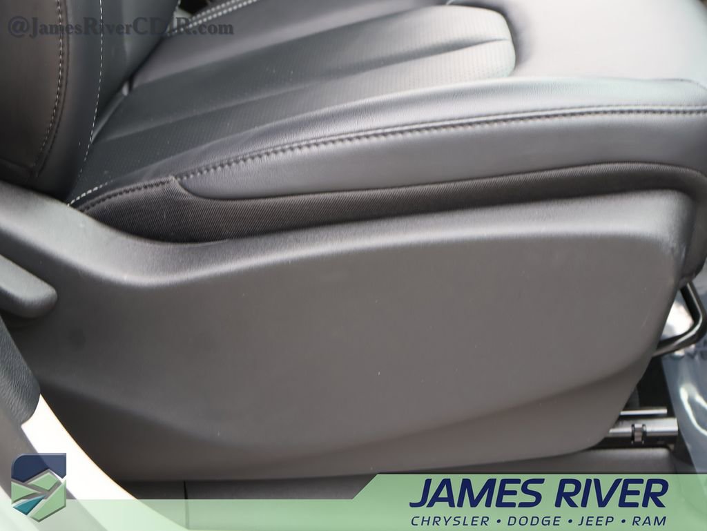 Used 2024 Chrysler Pacifica Touring-L image 10