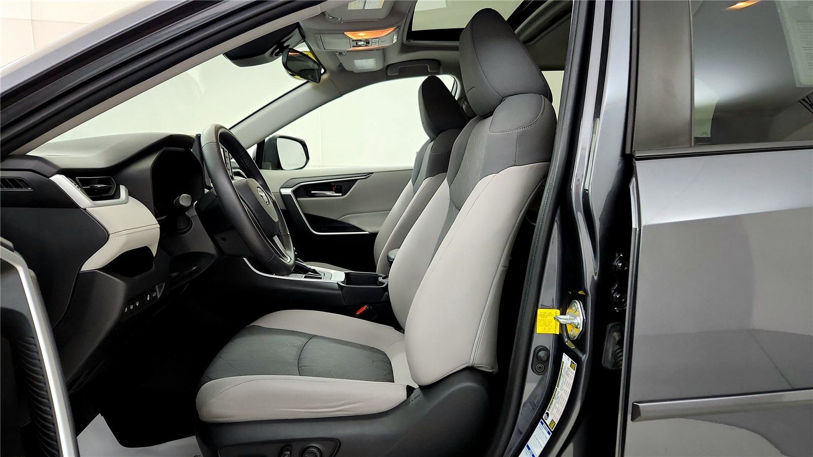 Used 2020 Toyota RAV4 XLE w/ Convenience Package image 22