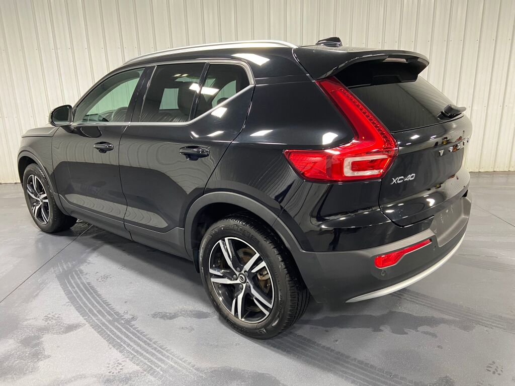 Used 2023 Volvo XC40 B5 Plus image 3