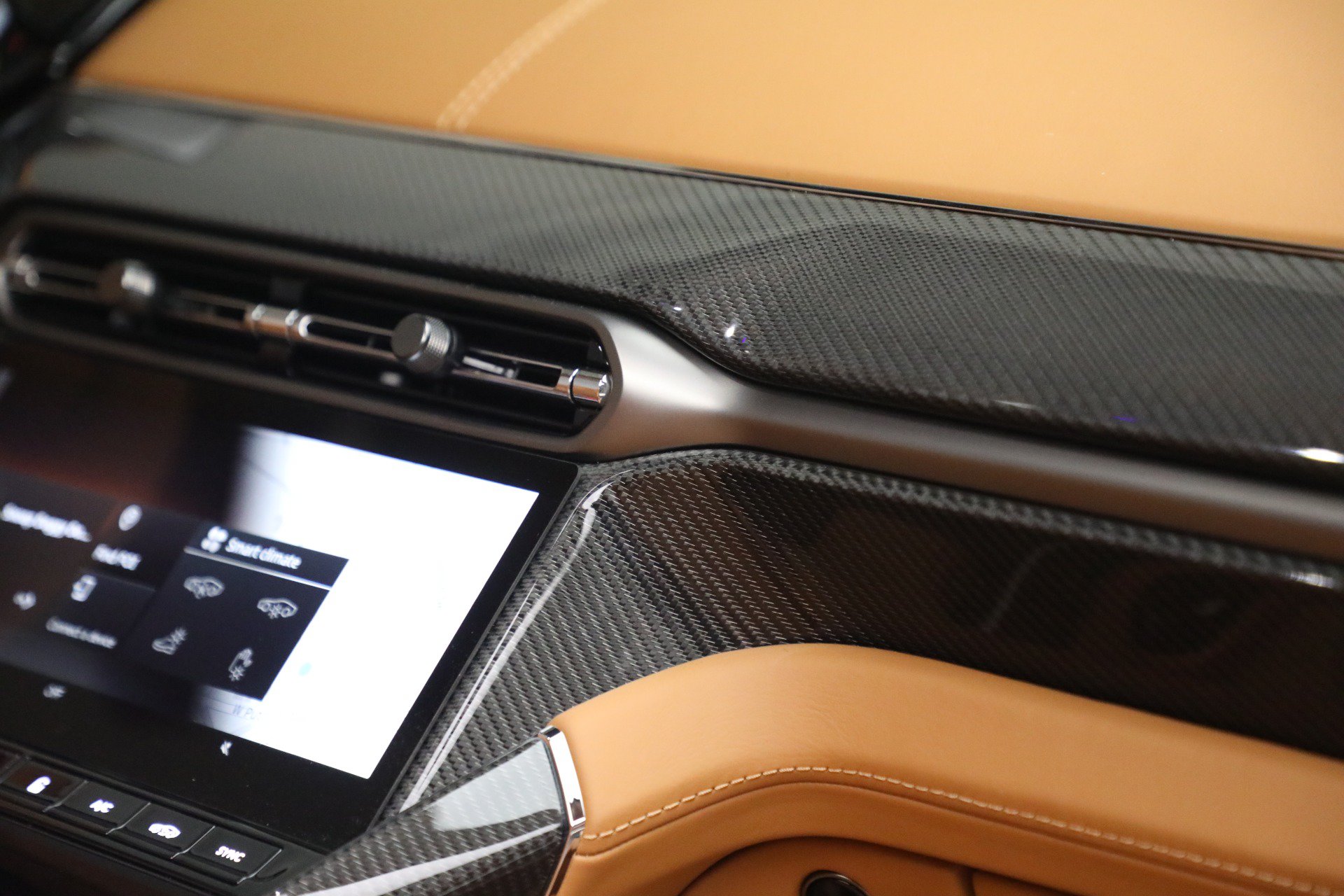 New 2026 Aston Martin Vanquish Convertible RWD image 37