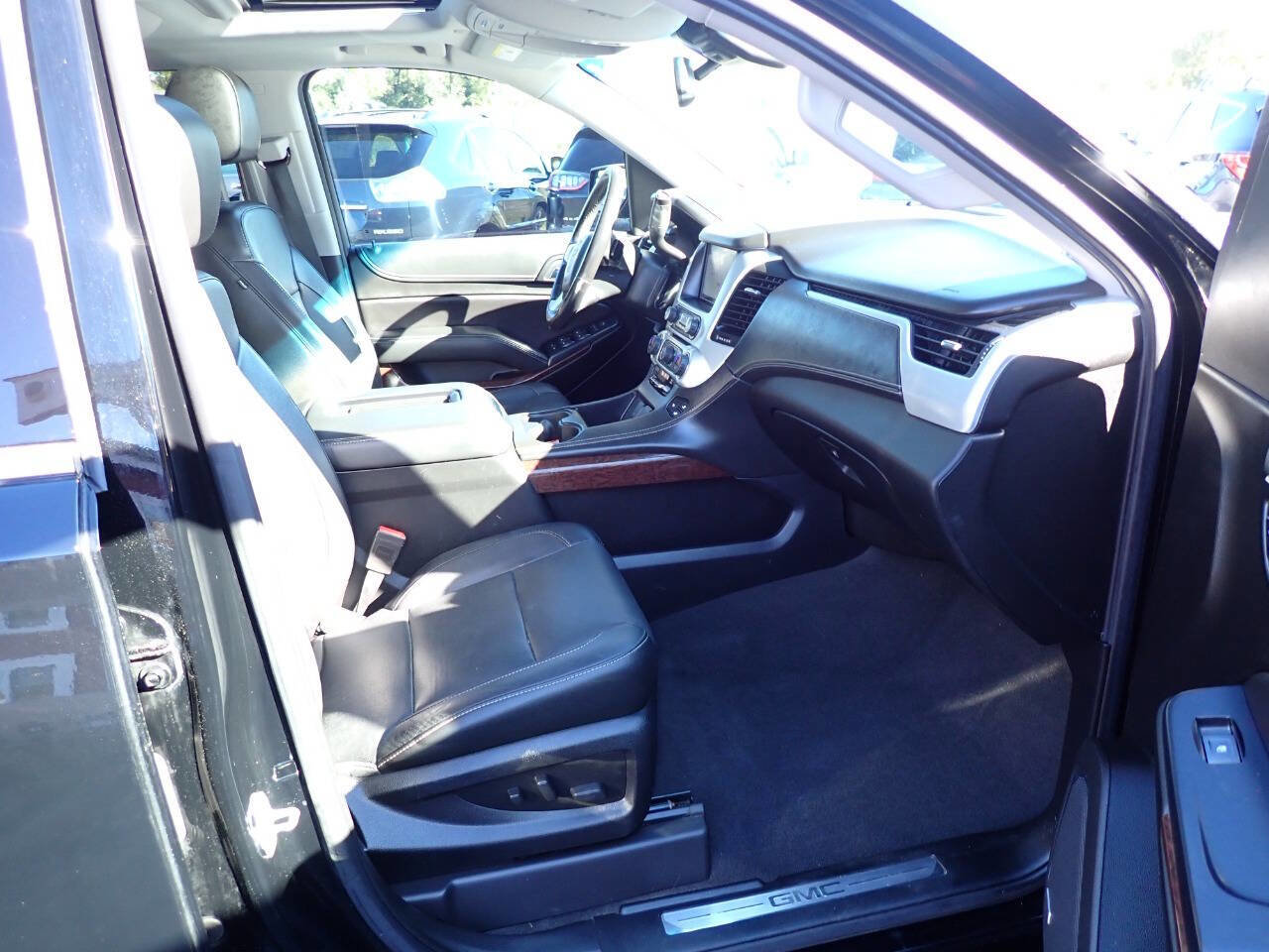 Used 2020 GMC Yukon XL SLT w/ Premium Edition image 11