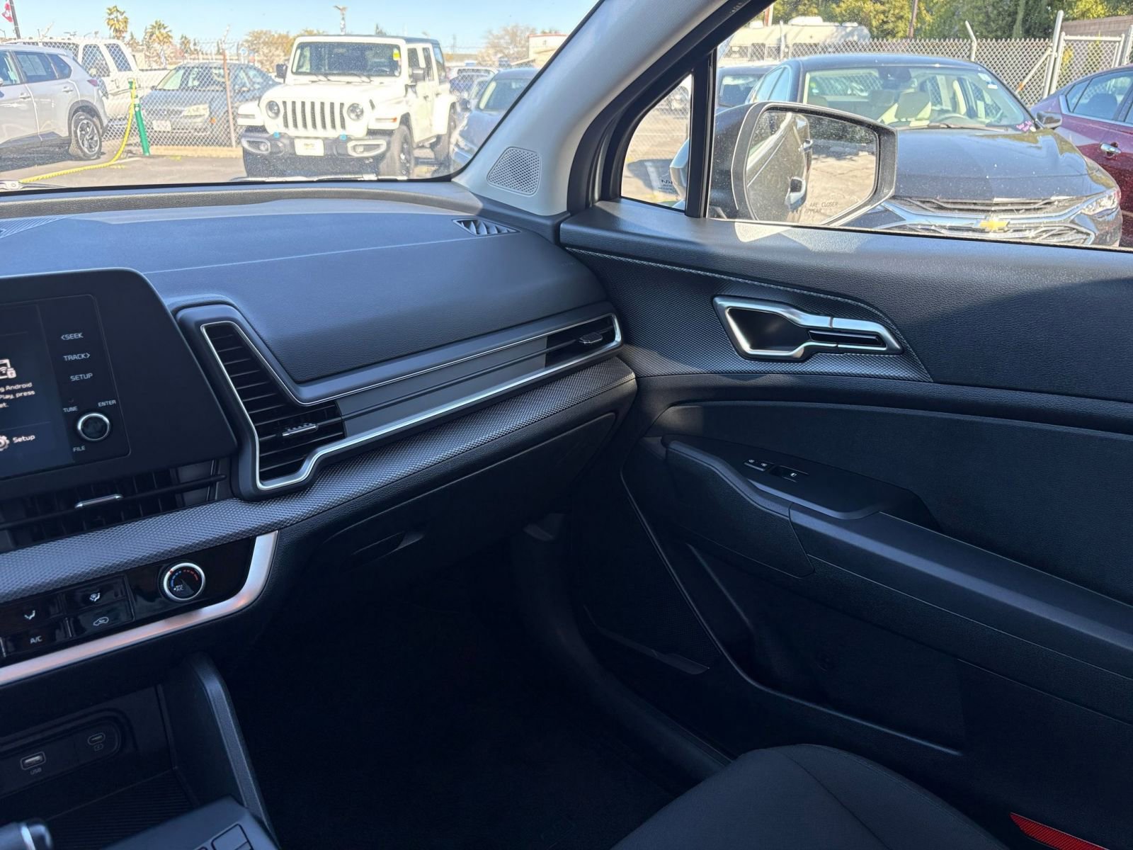 Used 2025 Kia Sportage LX image 34