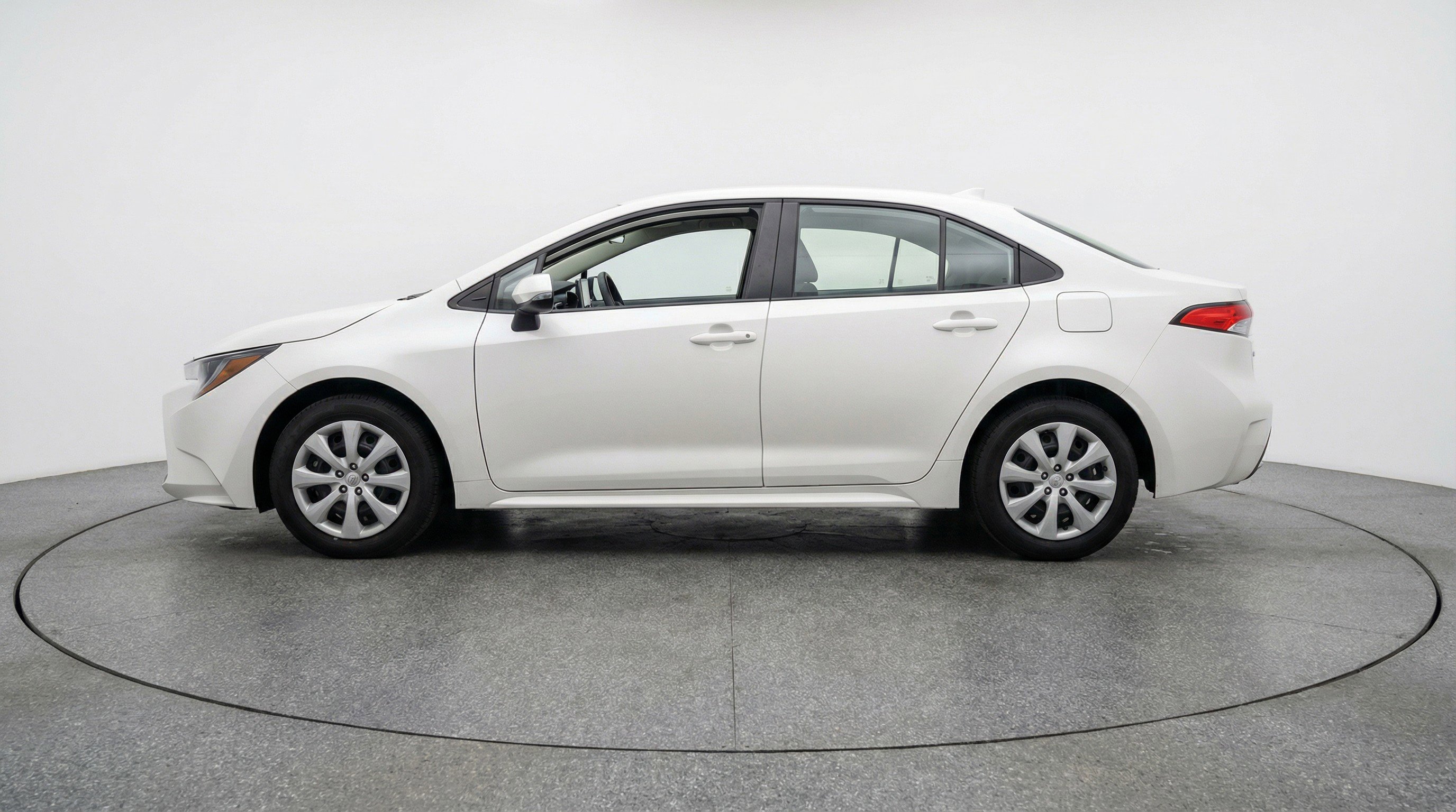 Used 2025 Toyota Corolla LE FWD image 5