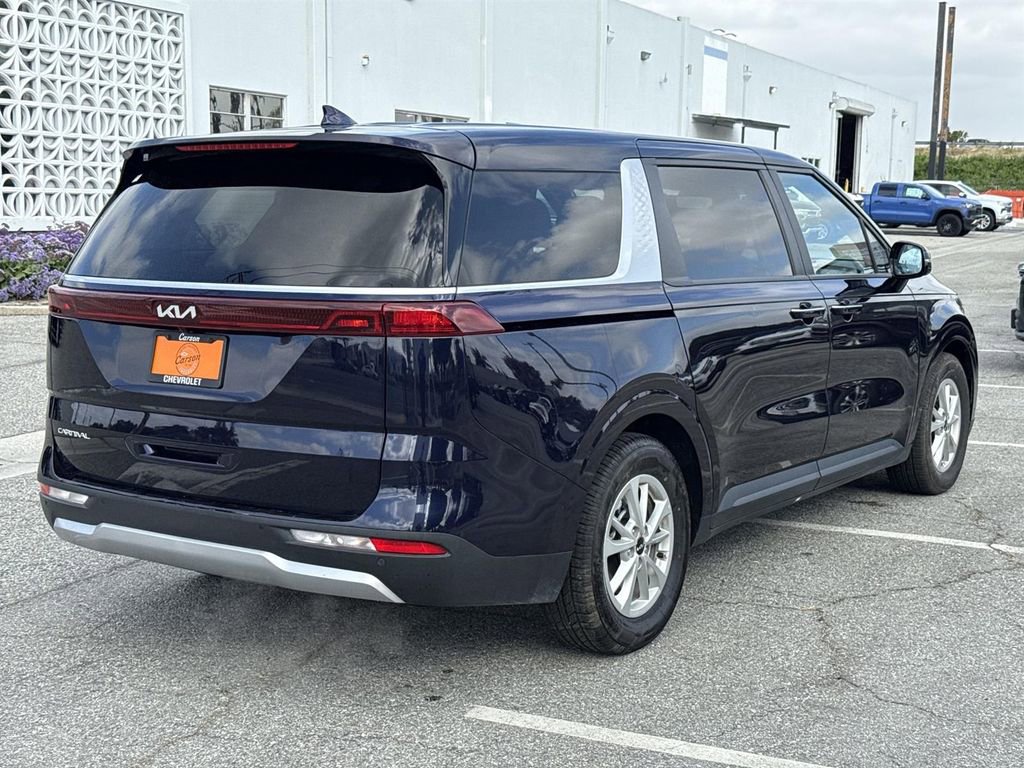 Used 2024 Kia Carnival LX image 3
