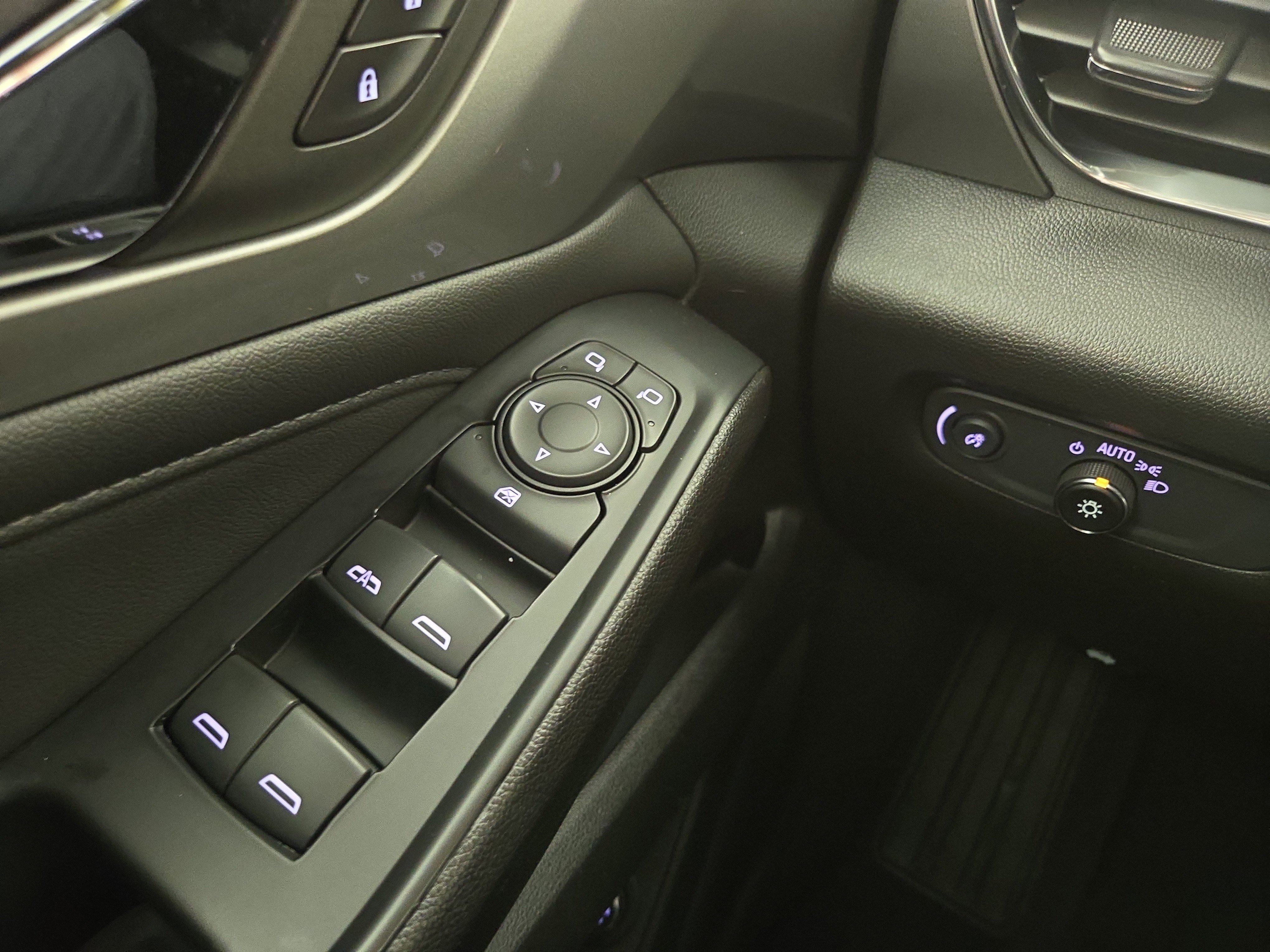 Certified 2023 Chevrolet Traverse LT w/ Rear Camera Mirror Package image 30