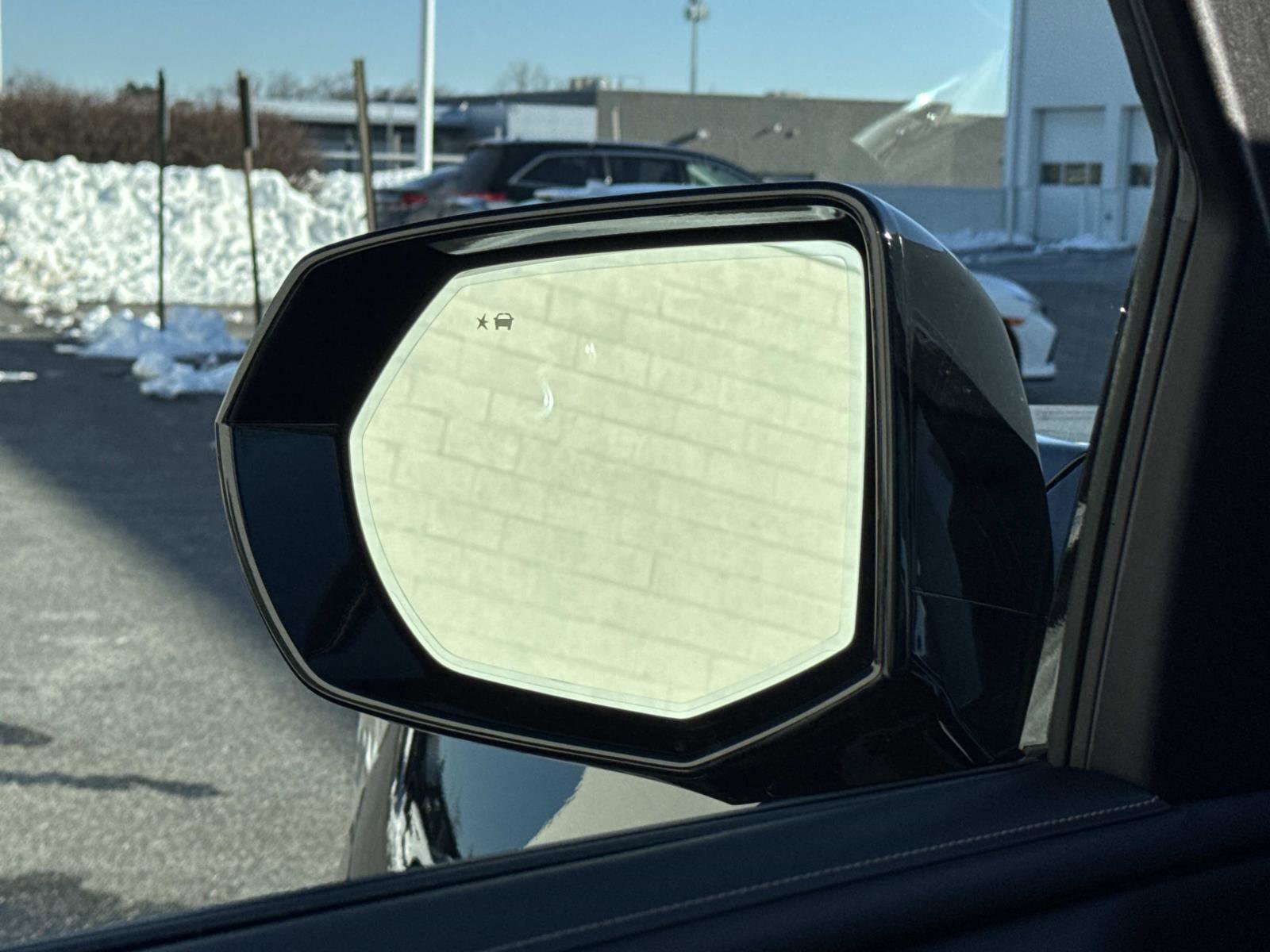 Used 2024 GMC Yukon SLT w/ SLT Luxury Package image 18