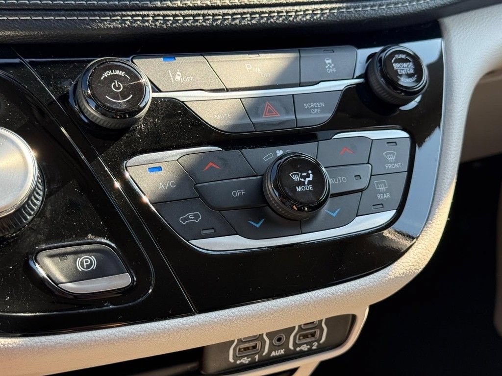 Certified 2024 Chrysler Pacifica Limited FWD image 22