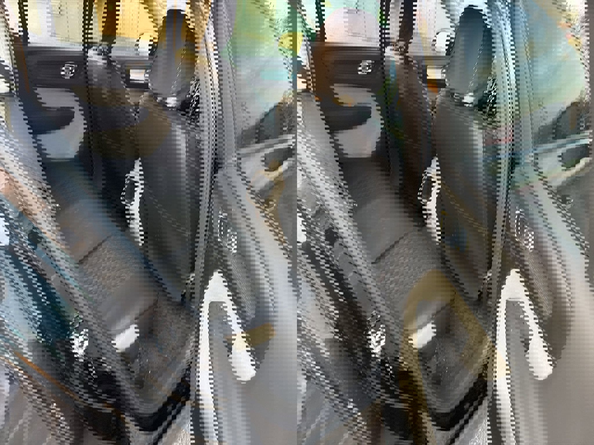 Used 2020 Volvo XC40 T4 Momentum image 7