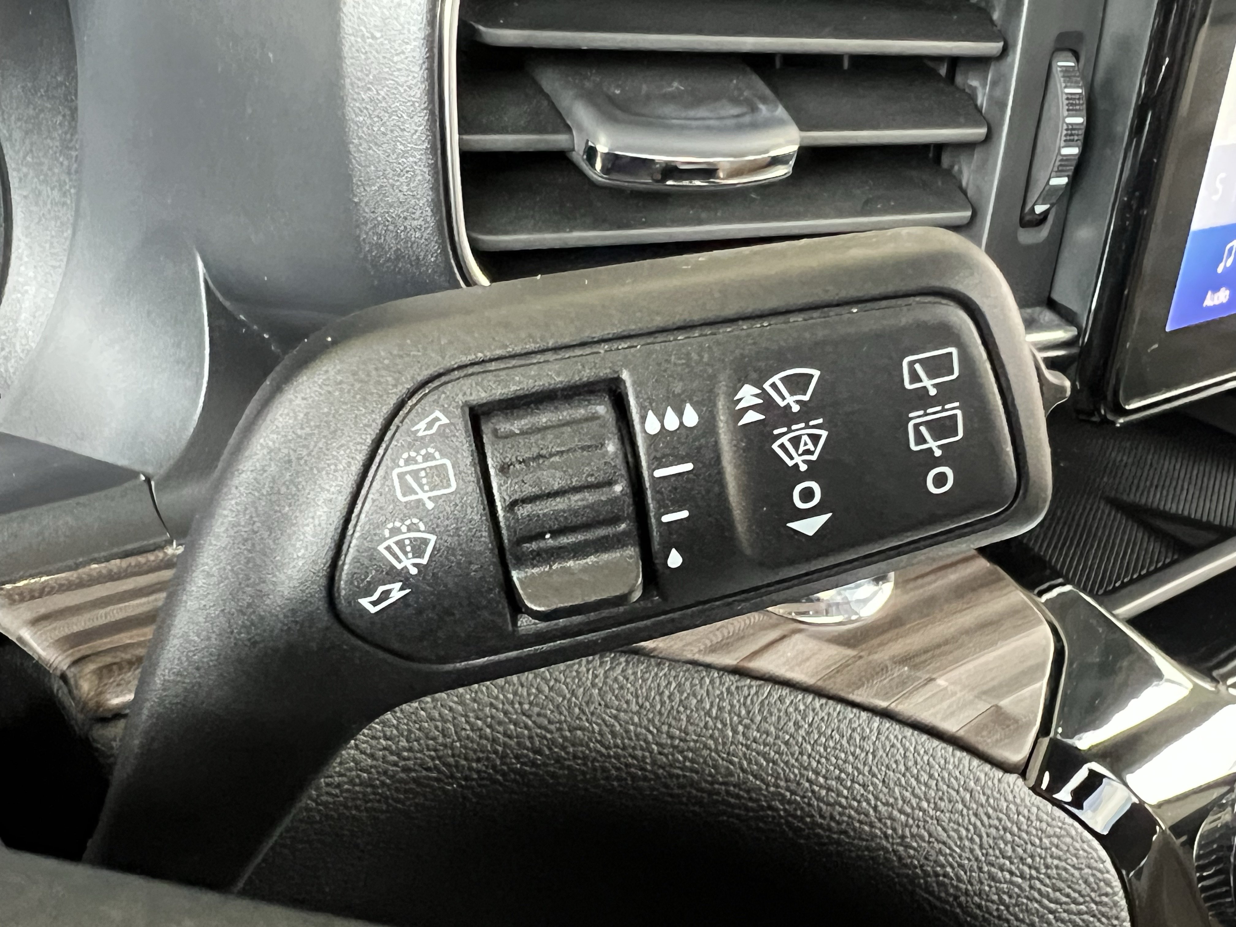 Used 2024 Ford Explorer Limited w/ Equipment Group 301A AWD/4WD image 38